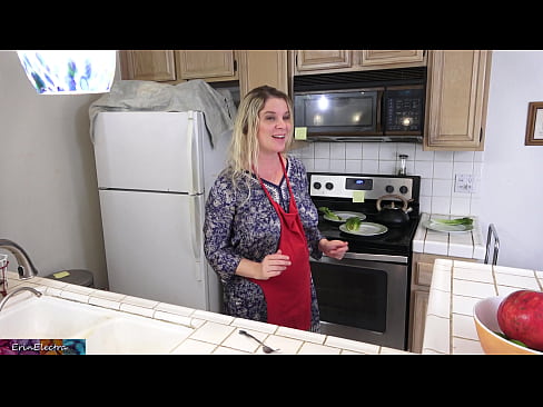 ❤️ Madrastra ordeñándole en la cocina antes de su cita Putas en es.teencumpot.ru ❌️
