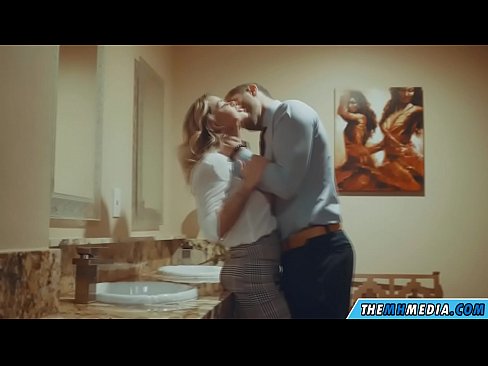 ❤️ Cuando una rubia tetona te seduce en un baño público Putas en es.teencumpot.ru ❌️